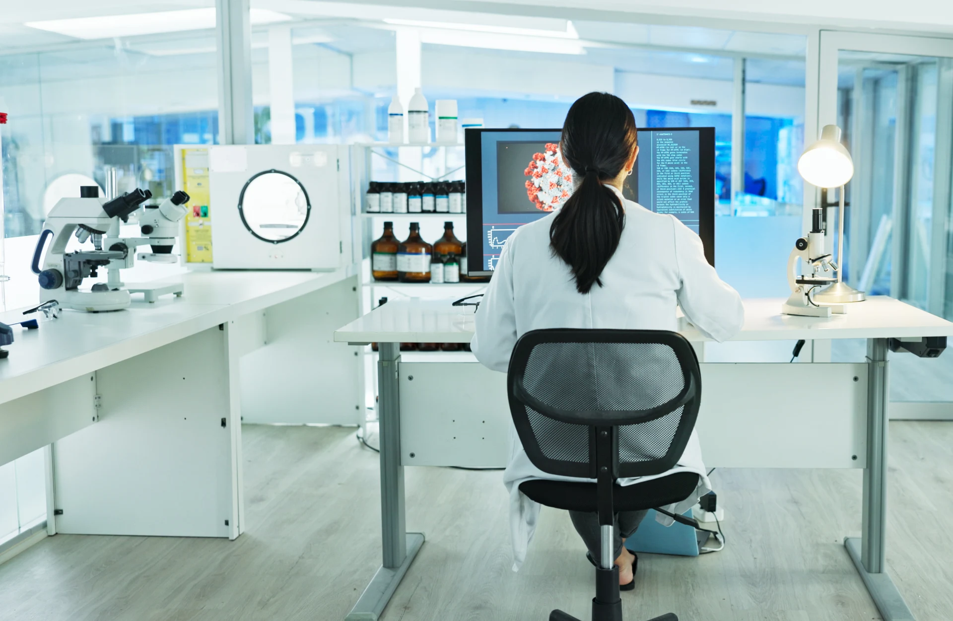 Pharmaceutical-1-woman-scientist-and-computer-in-lab