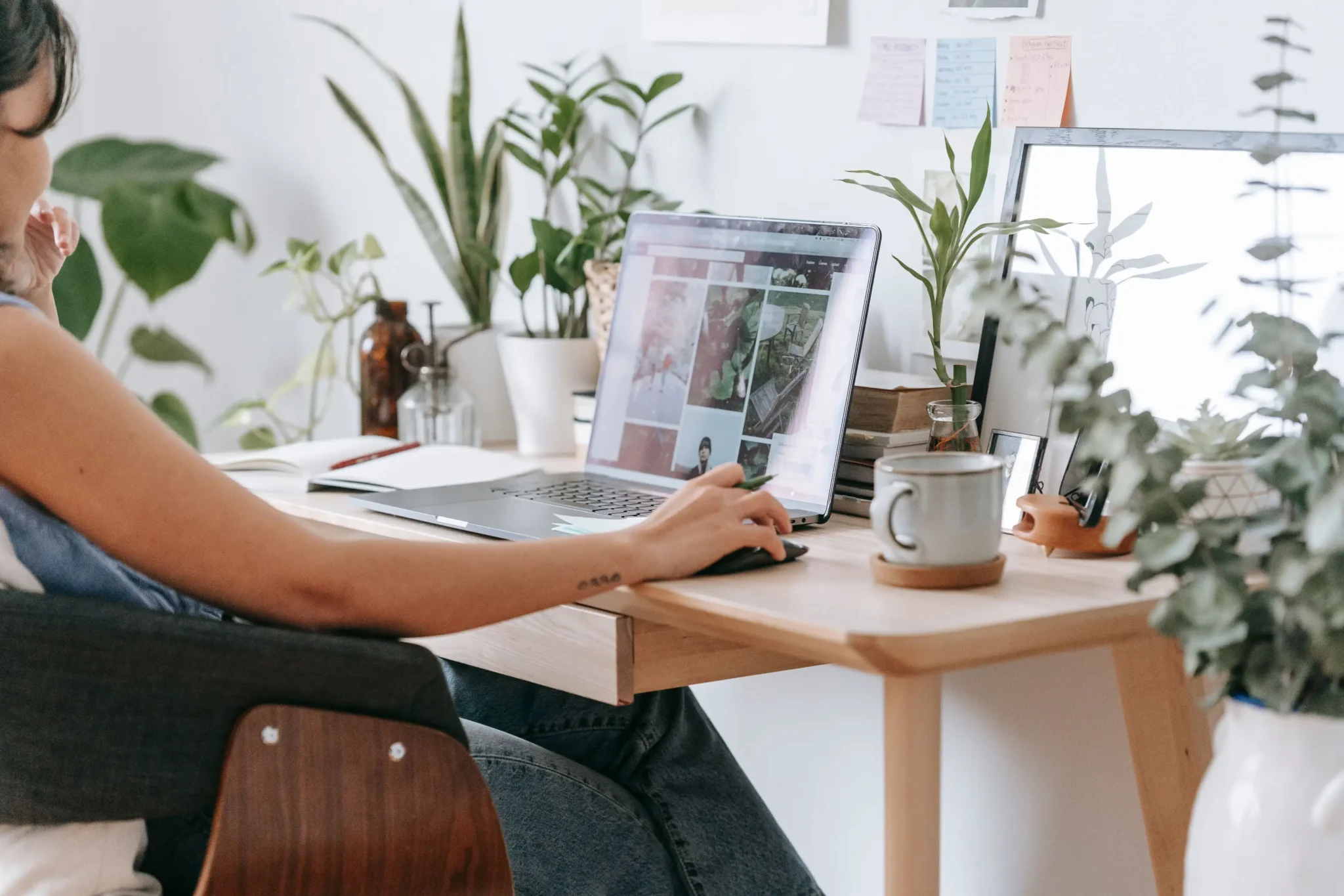 Blog 4 portrait about Offshore 24/7 vs Staff Domain: Choosing Between Flexible Offshore Staffing and Managed Offshore Teams